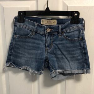 Hollister midi short, distressed denim size 00